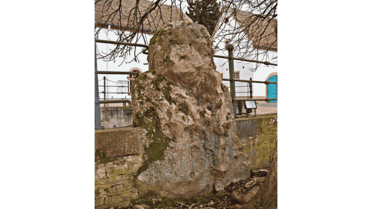 Menhir im Schlosshof Monsheim,